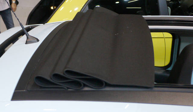 キャンパストップは電動式