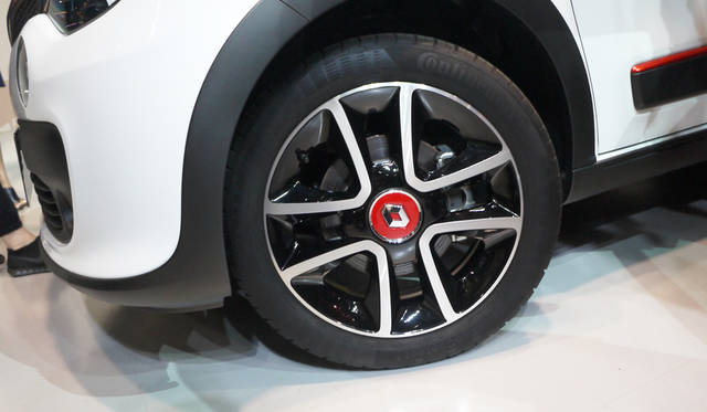 パックスポール専用デザインの16インチホイール