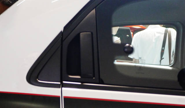 リアドアハンドルはCピラーに隠されており、一見3ドアにも見える