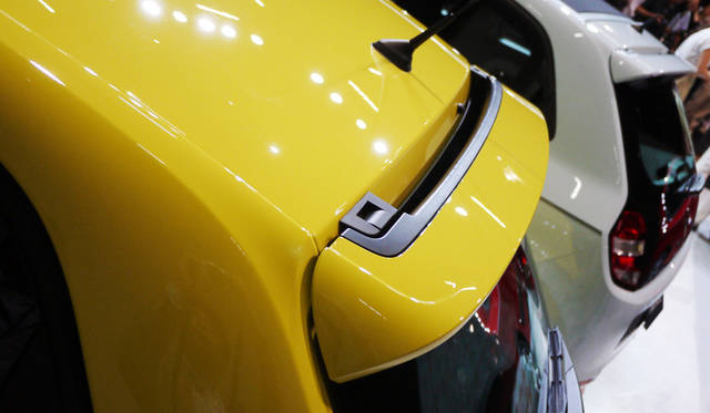 リアハッチはガラス部分が開閉するため、ヒンジは外側に存在する