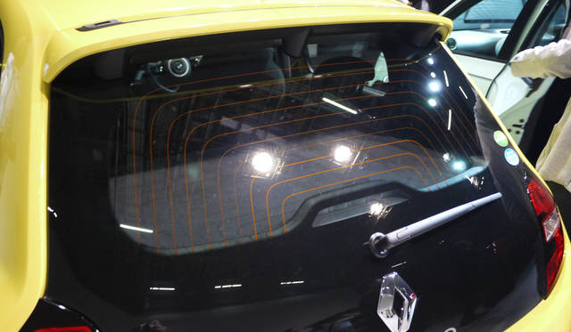 リアハッチの熱線すらもデザインに取り込まれる