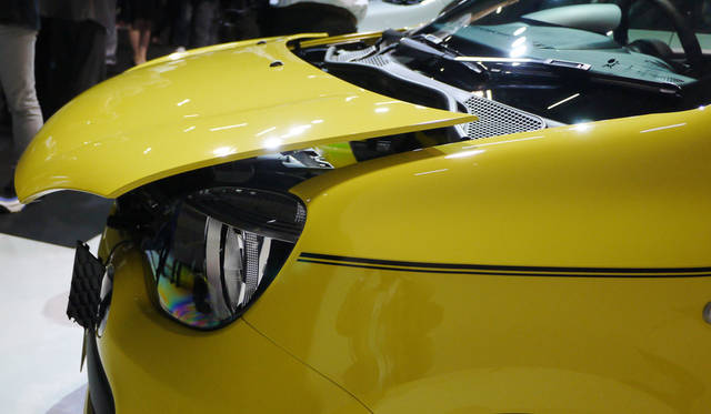 フロントは補機類が収まる