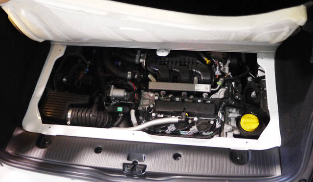 0.9リッターのエンジンは、ラゲッジ下部に収納されている