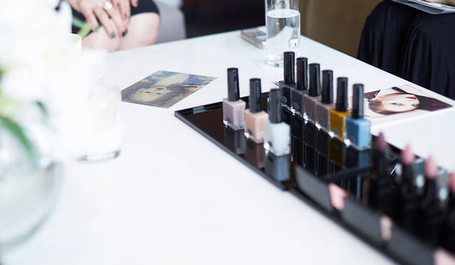 HAZYというキーワードを元に、霞がかったような曖昧なニュアンスカラーが揃うコレクション。