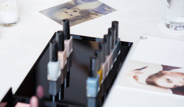 HAZYというキーワードを元に、霞がかったような曖昧なニュアンスカラーが揃うコレクション。