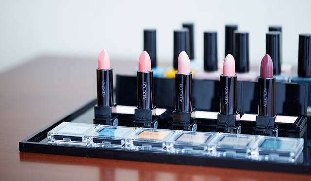 HAZYというキーワードを元に、霞がかったような曖昧なニュアンスカラーが揃うコレクション。