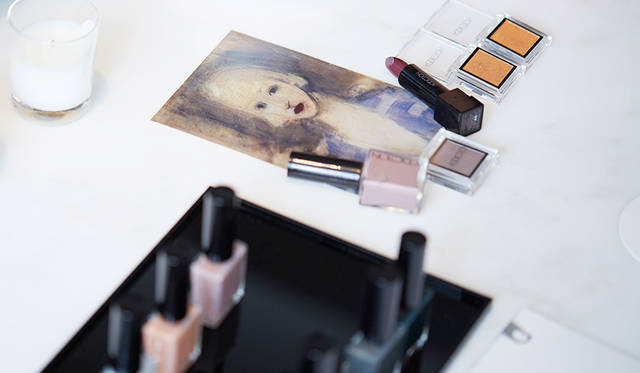 HAZYというキーワードを元に、霞がかったような曖昧なニュアンスカラーが揃うコレクション。