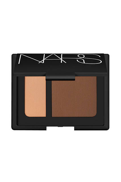 <strong>NARSコントゥアーブラッシュ</strong><br /> 見事なバランスでセットされた２色のブラッシュ。明るいシェードが顔の高い部分を立体的に見せる効果を、深みのあるダークシェードは輪郭を引き締める効果を生み出す。また、なめらかで軽いパウダーテクスチャーが、仕上がりに自然な輝きを与える。<br /> <br /> カラー｜新色追加２種<br /> 価格｜4200円（税抜）<br />