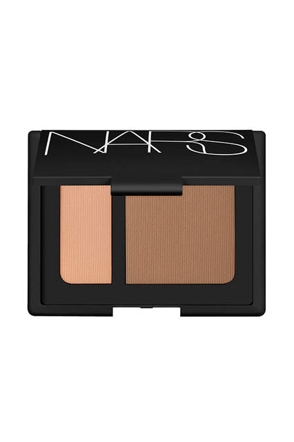 <strong>NARSコントゥアーブラッシュ</strong><br /> 見事なバランスでセットされた２色のブラッシュ。明るいシェードが顔の高い部分を立体的に見せる効果を、深みのあるダークシェードは輪郭を引き締める効果を生み出す。また、なめらかで軽いパウダーテクスチャーが、仕上がりに自然な輝きを与える。<br /> <br /> カラー｜新色追加２種<br /> 価格｜4200円（税抜）<br />