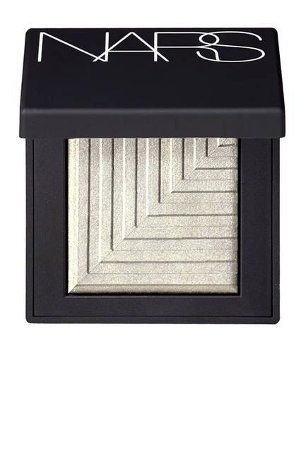 <strong>NARSデュアルインテンシティーアイシャドー</strong><br /> ウェット／ドライで使える２wayフォーミュラにより、1つのアイテムで2つの効果を演出。ドライのままのせれば、エアブラシを使ったかのように艶やかな輝きのあるシアーな仕上がりに。濡らしたブラシでのせれば、強烈なインパクトで透け感のないしっかりとした発色に。<br /> <br /> カラー｜新色追加３色<br /> 価格｜3000円（税抜）<br />