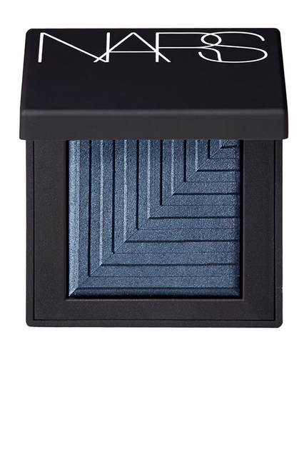 <strong>NARSデュアルインテンシティーアイシャドー</strong><br /> ウェット／ドライで使える２wayフォーミュラにより、1つのアイテムで2つの効果を演出。ドライのままのせれば、エアブラシを使ったかのように艶やかな輝きのあるシアーな仕上がりに。濡らしたブラシでのせれば、強烈なインパクトで透け感のないしっかりとした発色に。<br /> <br /> カラー｜新色追加３色<br /> 価格｜3000円（税抜）<br />