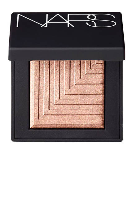 <strong>NARSデュアルインテンシティーアイシャドー</strong><br /> ウェット／ドライで使える２wayフォーミュラにより、1つのアイテムで2つの効果を演出。ドライのままのせれば、エアブラシを使ったかのように艶やかな輝きのあるシアーな仕上がりに。濡らしたブラシでのせれば、強烈なインパクトで透け感のないしっかりとした発色に。<br /> <br /> カラー｜新色追加３色<br /> 価格｜3000円（税抜）<br />