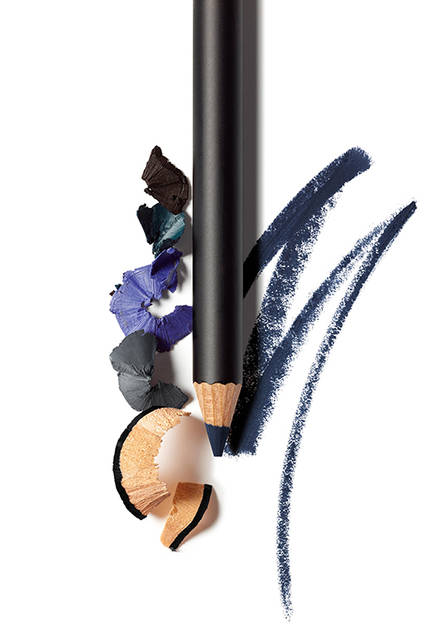 <strong>NARSベルベットアイライナー</strong><br /> コクのある鮮やかな発色で、なじませたり、スマッジさせやすいクリーミーなテクスチャーのアイライナー。簡単にムラなくラインを描くことができるので、アイライナーのベースとして、また、ぼやかしてアイシャドーベースとしても活用できる。スモーキーアイづくりに欠かせないマストアイテム。<br /> <br /> カラー｜新製品・全９色<br /> 価格｜2500円（税抜）<br />