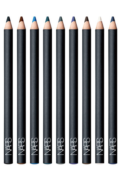 <strong>NARSベルベットアイライナー</strong><br /> コクのある鮮やかな発色で、なじませたり、スマッジさせやすいクリーミーなテクスチャーのアイライナー。簡単にムラなくラインを描くことができるので、アイライナーのベースとして、また、ぼやかしてアイシャドーベースとしても活用できる。スモーキーアイづくりに欠かせないマストアイテム。<br /> <br /> カラー｜新製品・全９色<br /> 価格｜2500円（税抜）<br />