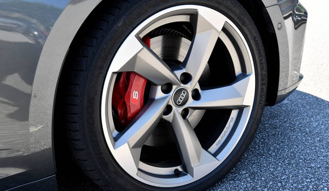 S5クーペは18インチリム径タイヤがスタンダード