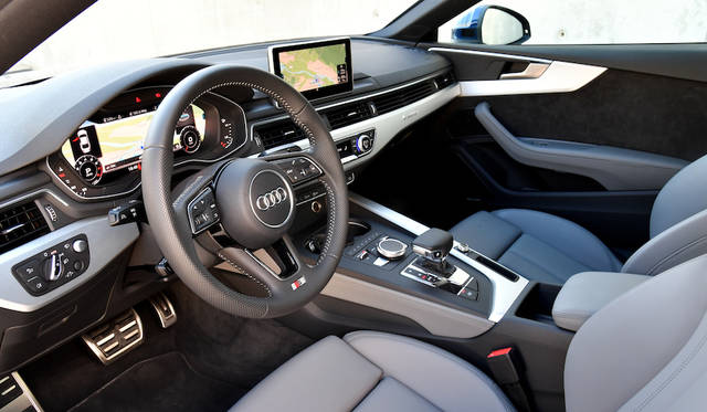 12.3インチのTFTモニターが備わる