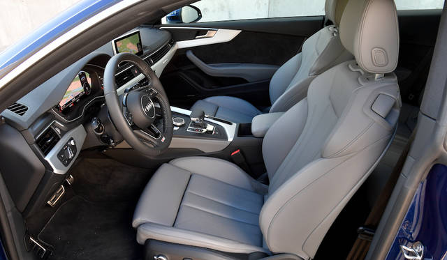 ダッシュボード中央には8.3インチのモニターが備わる