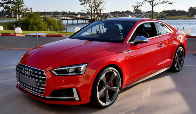 アルミニウムルックのドアミラーがS5クーペの識別点の一つ