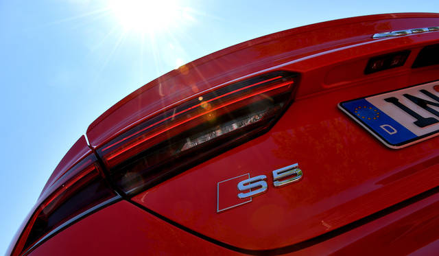 赤色を使ったS5専用ロゴが目を惹く