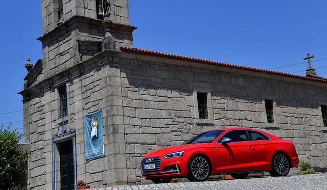 S5クーペのサスペンションシステムは前後とも5リンク式をベースにチューニングした「Sスポーツサスペンション」となる