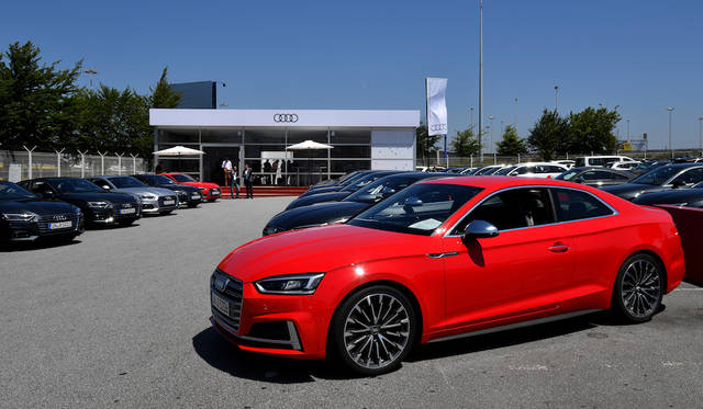 路面の状況や車両の挙動に応じて前後左右のダンパーの硬さを自動調整するダンパーコントロールがオプションで用意された