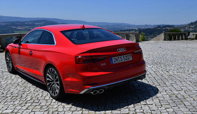 オプションのダイナミックステアリングは速度や舵角をパラメターにステアリングのギアレシオを変化させる