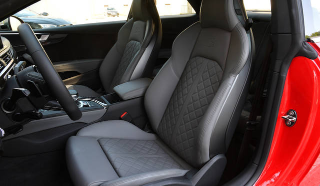 室内は前後長が17mm拡大