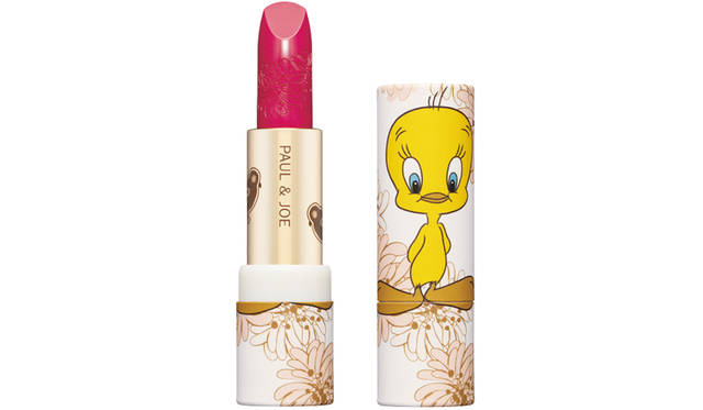 <strong>LOONEY TUNES<br /> （トゥイーティー×クリザンテーム柄）</strong><br /> デザイナーのソフィーが大好きなトゥイーティーが、ポール & ジョーのシンボルモチーフ・クリザンテームの前で可愛くおすまし。 <br /> リップスティック 002 2000円・同ケース WB 002 1000円（すべて税抜）<br><br> LOONEY TUNES and all related characters and elements © & ™ Warner Bros. Entertainment Inc. (s16) <br> TOM AND JERRY and all related characters and elements © & ™ Turner Entertainment Co. (s16)