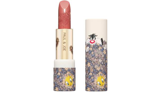 <strong>LOONEY TUNES<br /> （PAUL & JOE SISTER 2016SSコレクションでも展開）</strong><br /> 花に隠れたトゥイーティーをシルベスターが狙っています。 <br />リップスティック 003 2000円・同ケース WB 003 1000円（すべて税抜）<br><br> LOONEY TUNES and all related characters and elements © & ™ Warner Bros. Entertainment Inc. (s16) <br> TOM AND JERRY and all related characters and elements © & ™ Turner Entertainment Co. (s16)