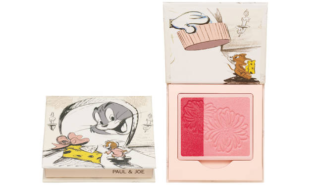 <strong>TOM AND JERRY<br /> （コスメのみで展開される、PAUL & JOE BEAUTEオリジナル柄）</strong><br />ポール & ジョー ボーテのコーナーに住んでいるジェリーを、トムがチーズを使っておびき寄せます。 まんまとチーズに飛びついたジェリーをトムがフェイスパウダーのフタで捕まえようと・・・。 <br /> パウダー ブラッシュ 001 2000円・同コンパクト WB 001 1000円（すべて税抜）<br><br> LOONEY TUNES and all related characters and elements © & ™ Warner Bros. Entertainment Inc. (s16) <br> TOM AND JERRY and all related characters and elements © & ™ Turner Entertainment Co. (s16)