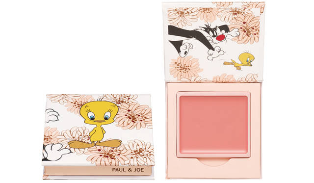 <strong>LOONEY TUNES<br /> （トゥイーティー×クリザンテーム柄）</strong><br />ポール & ジョーのシンボルモチーフ・クリザンテームの前でおすましするトゥイーティーに何者かが忍び寄り・・・。いつもの追いかけっこが始まります。 <br />パウダー ブラッシュ 002 2000円・同コンパクト WB 002 1000円（すべて税抜）<br><br> LOONEY TUNES and all related characters and elements © & ™ Warner Bros. Entertainment Inc. (s16) <br> TOM AND JERRY and all related characters and elements © & ™ Turner Entertainment Co. (s16)