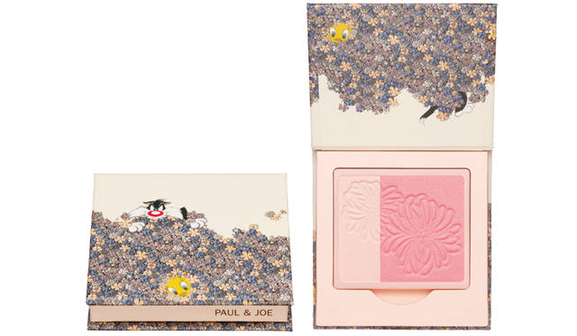 <strong>LOONEY TUNES<br /> （PAUL & JOE SISTER 2016SSコレクションでも展開）</strong><br /> 花に隠れたトゥイーティーをシルベスターが狙っています。 <br />パウダー ブラッシュ 003 2000円・同コンパクト WB 003 1000円（すべて税抜）<br><br> LOONEY TUNES and all related characters and elements © & ™ Warner Bros. Entertainment Inc. (s16) <br> TOM AND JERRY and all related characters and elements © & ™ Turner Entertainment Co. (s16)