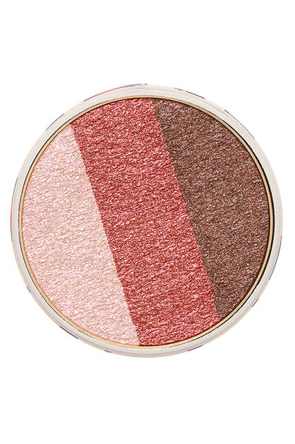 <strong>ポール ＆ ジョー アイカラー CS</strong><br /> パリを秋色に彩る木の葉たちのように美しい、3 色のグラデーションアイカラー<br /> 限定品<br /> 全3種　<br /> 価格｜各2600円（税抜）<br /> 発売日｜8月1日（月）<br />