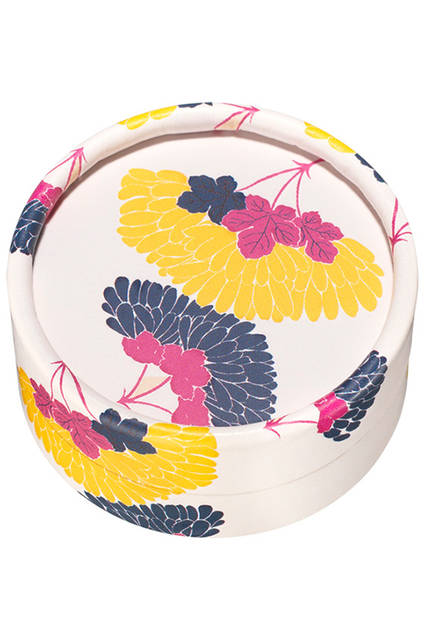 <strong>ポール ＆ ジョー アイカラー CS</strong><br />パリを秋色に彩る木の葉たちのように美しい、3 色のグラデーションアイカラー<br />限定品<br />全3種　<br />価格｜各2600円（税抜）<br />発売日｜8月1日（月）<br />