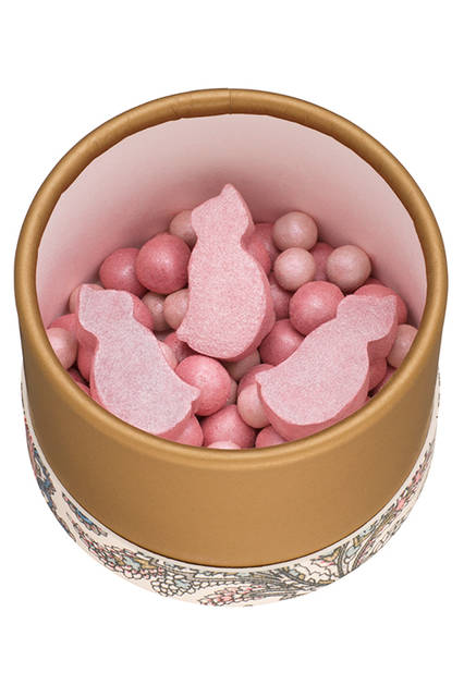 <strong>ポール ＆ ジョー チーク カラー CS</strong><br /> 枯れ葉とたわむれる猫を表現した、エレガントでノスタルジックな秋色チークカラー<br /> 限定品<br /> 全2種　<br /> 価格｜各3800円（税抜）<br /> 発売日｜8月1日（月）<br />