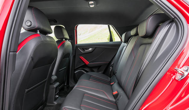 リアシートは大人2人に十分なスペースがある