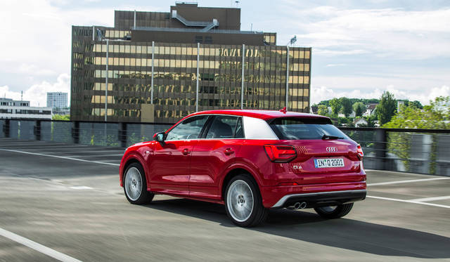 時速65km以下の渋滞時はステアリングホイール操作まで自動でサポートするトラフィックジャムアシストも用意される