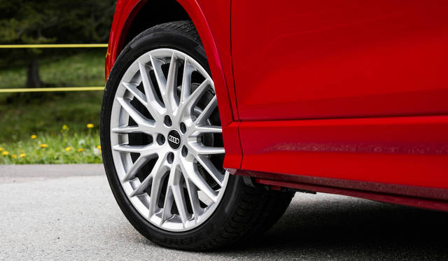 最低地上高は15cmに及び悪路走破性の高さも謳われる