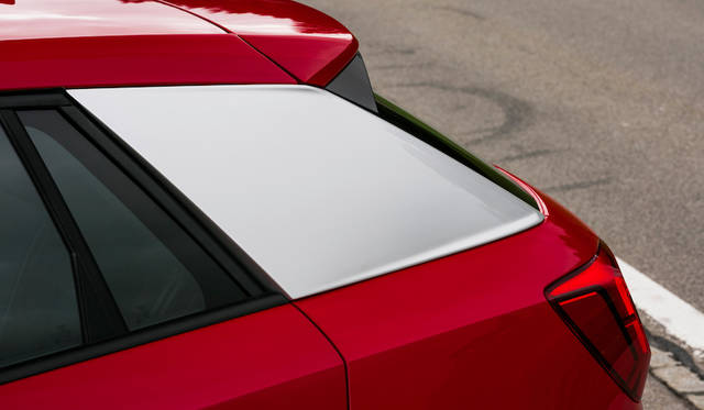 リアクォーターウィンドウは持たず「ブレード」と呼ばれる化粧パネルがはめこまれる