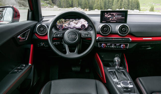 フロントダッシュボードなどレイアウトはアウディ車の文法にのっとったもの