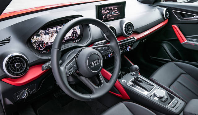 8.3インチのモニターがダッシュボード中央に備わる