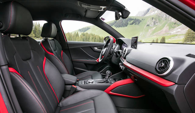 インテリアはオプションでLEDインテリアパッケージが選べる