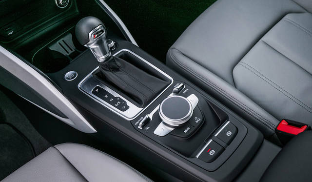 使い勝手のよい操作類が並ぶ