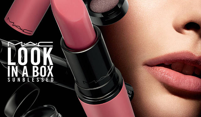 <strong>ルック イン ア ボックス｜サンブレスト</strong><br /> 価格｜8800円(税抜)<br /> ＜キット内容＞<br /> ・スモール アイシャドウ ディセプション (ミッドトーンブラウンシマー)<br /> ・プロ ロングウェア フルイッドライン ブラックトラック (ブラック)<br /> ・フォルス ラッシュ フォルス ブラック (ブラック)<br /> ・リップスティック サンブレスト (ウォームピーチピンク)<br /> ・オリジナルポーチ<br />