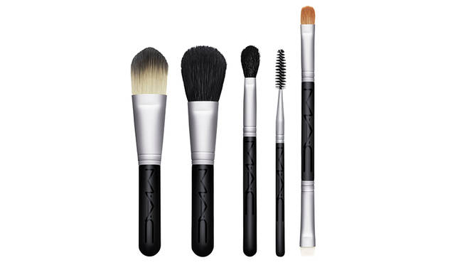 <strong>ルック イン ア ボックス｜ベーシック ブラシ キット</strong><br /> 価格｜8500円(税抜)<br /> ＜キット内容＞<br /> 使いやすいベーシックなブラシ6本がポーチにセットイン。<br /> ・#190SE ファンデーション ブラシ<br /> ・#116SE ブラッシュ ブラシ<br /> ・#224SE テーパード ブレンディング ブラシ<br /> ・#204SE ラッシュ ブラシ<br /> ・デュアル エンド ブラシ: #212 フラット ディファイナー ブラシ/#242 シェーダー ブラシ<br /> ・オリジナルポーチ<br />