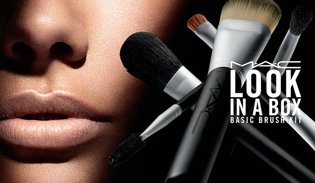 <strong>ルック イン ア ボックス｜ベーシック ブラシ キット</strong><br /> 価格｜8500円(税抜)<br /> ＜キット内容＞<br /> 使いやすいベーシックなブラシ6本がポーチにセットイン。<br /> ・#190SE ファンデーション ブラシ<br /> ・#116SE ブラッシュ ブラシ<br /> ・#224SE テーパード ブレンディング ブラシ<br /> ・#204SE ラッシュ ブラシ<br /> ・デュアル エンド ブラシ: #212 フラット ディファイナー ブラシ/#242 シェーダー ブラシ<br /> ・オリジナルポーチ<br />