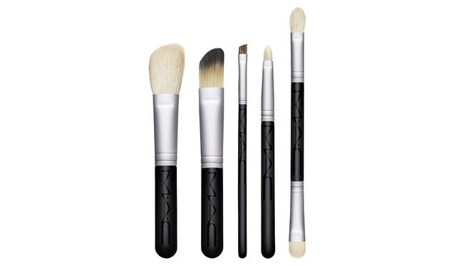 <strong>ルック イン ア ボックス｜アドバンスト ブラシ キット</strong><br /> 価格｜8500円(税抜)<br /> ＜キット内容＞<br /> り多彩なメイクを楽しめるブラシ6本がポーチにセットイン。<br /> ・#168SE ラージ アングル コントアー ブラシ<br /> ・#193SE アングル ファンデーション ブラ<br /> ・#208SE アングル ブロウ ブラシ<br /> ・#219SE ペンシル ブラシ<br /> ・デュアル エンド ブラシ: #217 ブレンディング ブ シ/#239 アイ シェーディング ブラシ<br /> ・オリジナルポーチ<br />