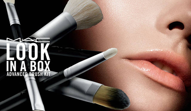 <strong>ルック イン ア ボックス｜アドバンスト ブラシ キット</strong><br /> 価格｜8500円(税抜)<br /> ＜キット内容＞<br /> り多彩なメイクを楽しめるブラシ6本がポーチにセットイン。<br /> ・#168SE ラージ アングル コントアー ブラシ<br /> ・#193SE アングル ファンデーション ブラ<br /> ・#208SE アングル ブロウ ブラシ<br /> ・#219SE ペンシル ブラシ<br /> ・デュアル エンド ブラシ: #217 ブレンディング ブ シ/#239 アイ シェーディング ブラシ<br /> ・オリジナルポーチ<br />