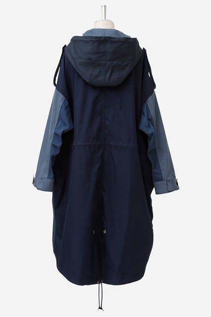 <strong>パッチワークビッグモッズコート</strong><br /> 価格｜8万6000円（税抜） <br />色展開｜ネイビー <br />サイズ｜160/170/180