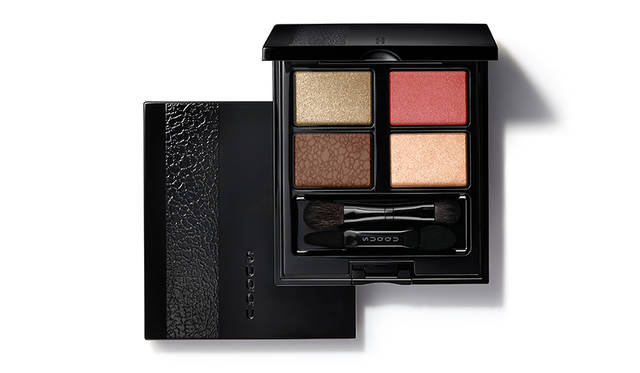 <strong>BLEND COLOR EYESHADOW <br /> ブレンド カラー アイシャドウ</strong><br /> 赤を効果的にきかせたレイヤードで、まぶたにワンランク上のリュクスな奥行き感を。<br /> <br /> カラー｜限定色1種<br /> 価格｜6800円（税抜）<br /> 発売日｜8月5日（金）